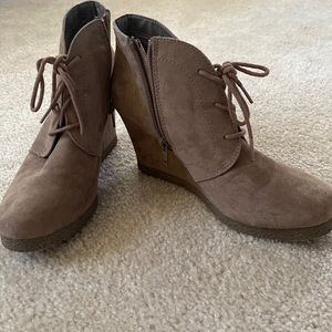 Women’s wedge suede boot